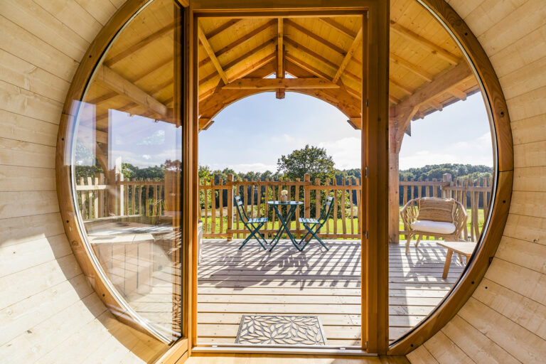 Porte ronde de la cabane Dremmwel ouverte sur la terrasse